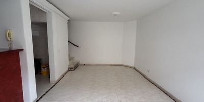 Cod.3171. Acogedora  casa familiar, iluminada de 83 mts, distribuida en tres niveles; primer nivel, sala comedor, cocina integral a gas, zona de lavandería; segundo nivel, 2 alcobas con closet, baño; tercer nivel, alcoba principal con baño, closet y balcón; parqueadero descubierto. Conjunto estrato 4, con vigilancia 24 horas, 2 salones social, bbq, parque infantil, parqueaderos de visitantes. Sector residencial, rodeado de zonas verdes, cerca de C.C. Plaza Imperial, Portal Suba, Fiesta Suba; vías de acceso, Av. Ciudad de Cali, Av. Suba, av. calle 153. 
Uniproyectos, donde cada puerta es una bienvenida, te esperamos.