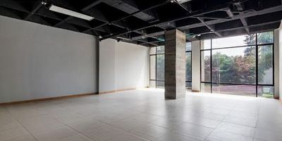 Local de 138 m ubicado en la estratégica zona de la Milla de Oro, uno de los sectores comerciales más exclusivos de Medellín. Se encuentra dentro de un mall comercial, con ubicación central e ideal dentro del mismo. El local cuenta con una amplia vitrina tanto hacia el exterior como hacia el corredor interno, lo que garantiza gran visibilidad y flujo de clientes.El canon de arrendamiento incluye IVA y administración. Una excelente oportunidad para posicionar tu negocio en una de las zonas de mayor valorización y afluencia de la ciudad.