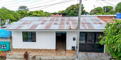Código interno13826  Ubicada en Municipio Alvarado Tolima. Descubre esta magnífica oportunidad de adquirir un casalote en venta con una ubicación privilegiada con una área de 1.20 mts y construida  84 mts, en el sector encontramos: Alcaldia, Oficina de transito, Iglesia, Parque principal, Supermercados, Restaurantes, Papelerías, cómodas vias de acceso El inmueble se encuentra distribuido: Sala comedor, tres habitaciones,  la principal con baño, cocina semi integral, baño, garaje. No pierdas la oportunidad de hacer de este lugar tu nuevo hogar. ¡Contáctanos para más información!