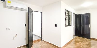 En Arrendamientos Villacruz, tu búsqueda finaliza aquí. Descubre este encantador apartamento de aproximadamente 42 m² en el codiciado sector de Laureles, Medellín. Ideal para ti, cuenta con 2 confortables alcobas, cada una con su closet, una moderna cocina integral y 1 baño cabinado. Disfruta de la elegancia y durabilidad de sus pisos en porcelanato.