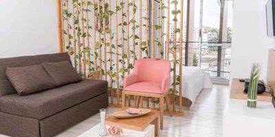 Descubre el lugar perfecto para vivir en el barrio más exclusivo de Armenia. Este apartaestudio ha sido diseñado para ofrecerte comodidad, estilo y una ubicación inigualable, listo para que te mudes de inmediato.

Un espacio listo para disfrutar:


 Completamente amoblado: $ 1´600.000 No te preocupes por nada. El apartaestudio cuenta con todo lo que necesitas para una vida práctica y con estilo. Un ambiente integrado, ideal para profesionales, parejas o estudiantes.
 Comodidad garantizada: Habitacion Iluminada. Balcon. Un baño moderno, clóset amplio y un práctico patio de ropas.
 Seguridad y conveniencia: El edificio cuenta con ascensor, seguridad las 24 horas y parqueadero de visitantes para tu total tranquilidad.


Vive rodeado de todo lo que necesitas, a solo pasos de los mejores restaurantes, centros comerciales,universidades,  gimnasios y zonas verdes. ¡La vida en Soho - La Castellana es sinónimo de exclusividad y bienestar!

Valor de renta: $1´600.000 incluye internet. También se renta sin muebles por $1´400.000

¡No dejes pasar esta oportunidad de vivir en el lugar que siempre soñaste! Contáctanos para agendar una visita y conocer tu próximo hogar.  WA: 3005050322

