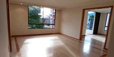 Apartamento en Venta y Arriendo en unidad cerrada ubicada en Álamos cerca avenida principal, a terminal de transportes, supermercados de cadena, parque principal, centros comerciales, universidades, rutas de transporte publico y servicios complementarios de la zona. Cuenta con amplios espacios, con iluminación y ventilación natural, salacomedor, pisos en mármol y madera, estudio, tres alcobas y tres baños, mas habitación de servicio con baño, estufa y calentador a gas, cocina integral mesón en mármol, zona de ropas. La unidad cuenta con salón comunal, parques infantiles, cuarto útil y dos parqueaderos cubiertos. Ademas con circuito cerrado de tv y vigilancia las 24 horas. Inmueble sujeto a verificación de disponibilidad.