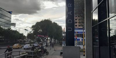 Ofrecemos en venta novedosos aparta estudios en el sector del polo, con diseños modernos y amigables con el medio ambiente, el edificio cuenta con programa de manejo de aguas lluvias y reciclaje, con arreas construidas variadas desde los 20 metros hasta los 53 mas algunos con terrazas y garajes.
Cada aparta estudio viene con diferente altura, algunas sencillas y otras de 13, 16,17,18 metros y la siguiente distribución: 
Cocina integral abierta con estufa eléctrica de inducción, mesón, y gabinetes con acabados modernos; baño amplio, sala comedor (algunos con balcón, closet y alcoba amplia, pueden ser de 1 o 2 niveles. 
Los precios varían según el tipo de apartamento, desde los 350 millones hasta los 780 millones. 
El edificio cuenta con zona de juegos, lavandería comunal, casilleros, gimnasio, BBQ, coworking, zona de video juegos, teatrino, zona de café, cocinas sociales, cervecería, billar, terraza, spa, zona húmedas, 
Ideal para las nuevas generaciones de compradores, parejas, ejecutivos o inversionistas ya que se puede rentar de manera cómoda tanto para periodos cortos como anuales.