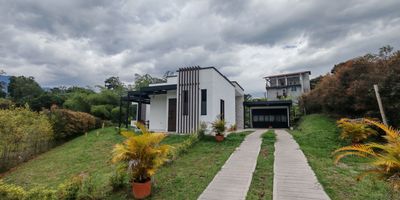 Casa Campestre en Venta y Renta Calarcá, Quindío. Casa campestre cuenta con un lote de 1.004 M2, de los cuales 260 M2 están construidos, incluyendo la terraza. La propiedad tiene 3 habitaciones cada una con Vestier y baño privado, sala, comedor amplia y luminosa, estudio o sala de TV, jardín interior, cocina integral totalmente equipada con isla, terraza con vista a zonas verdes, jardín exterior y zona de patio. Además, dispone de baño social, baño exterior adicional, parqueadero cubierto para 2 vehículos y depósito o cuarto útil.