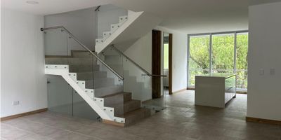 Hermosa casa en conjunto campestre.
Cuenta con tres niveles, tres alcobas con clósets (la principal con baño privado y walking clóset), tres baños en tota; en el nivel inferior un espacio que puede ser utilizado con alcoba adicional, sala auxiliar, biblioteca o salon de juegos, con baño y deck. Todas las alcobas tienen balcón. Dispone de garaje.

El conjunto ofrece excelentes zonas comunes, entre ellas: parque infantil, jacuzzi, turco, salón comunal, gimnasio, sauna, cancha múltiple y sendero peatonal.
