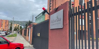 Apartamento en Venta – Cedritos, Edificio Asturias (Torre 1, Apto 402), vive en una de las zonas más apetecidas del norte de Bogotá. Este acogedor apartamento ofrece comodidad, buena distribución y excelente ubicación. Características: Garaje privado No. 1, Sala – comedor amplia y luminosa, tres alcobas (dos con clóset), dos baños con división en vidrio, Cocina funcional con zona de ropas. Pisos en laminado y cerámica. Servicios de agua, luz y gas. Ubicación privilegiada: A pocos pasos de supermercados D1 y Olímpica, con fácil acceso a transporte público, comercios, colegios y todo lo que necesitas para tu día a día. Ideal para familias que buscan confort y cercanía a todo.