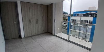 Apartamento en arriendo en Chipre Manizales

Oportunidad para vivir en 92 m2 en el cuarto piso, con iluminación natural y doble ventana. Ideal para familias o profesionales que buscan confort en estrato 4, con vista panorámica que realza cada espacio. Este apartamento amplio conecta estética y funcionalidad en un solo ambiente.

Descripción de la propiedad

La sala comedor amplia se integra con la cocina integral con barra estilo americano, creando un espacio ideal para el día a día. Tres habitaciones incluyen dos con closet y balcón, y la principal dispone de baño privado y vestier. El segundo baño auxiliar atiende visitas y el espacio para estudio aporta versatilidad a la distribución.

Descripción del entorno y acceso

La vista panorámica se disfruta desde cada balcón en un sector residencial consolidado donde la tranquilidad predomina. El suministro de agua y la zona de lavandería añaden comodidad a la vida diaria. El edificio mantiene acabados en cerámica y mármol que combinan elegancia y durabilidad.

Contáctanos

Escríbenos por WhatsApp para agendar tu visita y resolver tus preguntas sobre este apartamento en Chipre Manizales. Nuestro equipo te ofrecerá asesoría personalizada y acompañamiento en cada paso para facilitar tu proceso de compra.
