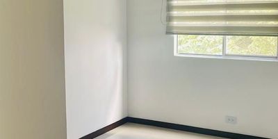 Hermoso apartamento en la Avenida Cañasgordas, iluminado y amplio balcón que permite una mejor ventilación.
Cocina integral abierta. 
Alcoba principal con baño y vestier, dos alcobas con closet y alcoba de servicio con su baño.
Hall de alcobas, estudio, deposito, y dos parqueaderos lineales.
Conjunto con amplias zonas verdes, piscinas, gimnasio y salón social.