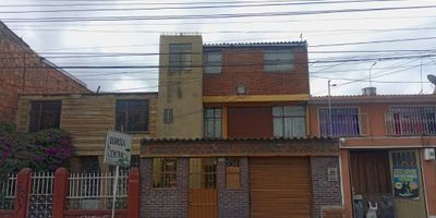 Se arrienda local ubicado en el barrio Quiroga. Cuenta con baño privado y pisos en baldosa. Ideal para uso comercial o de oficina. No se permite bares ni venta de licores.