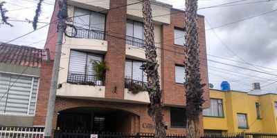 Se vende apartaestudio  ubicado en una zona tranquila y residencial. Su excelente diseño aprovecha muy bien el espacio de 34 m2 para brindar comodidad. Cuenta con una habitación, un baño, sala comedor y cocina integrada dotada con lo necesario, parqueadero cubierto.  El apartamento tiene buena iluminación y ventilación. Su ubicación es estratégica, con facilidad de transporte público y cerca de centros comerciales. No tiene servicio de vigilancia.  Es una muy buena opción para estrenar casa propia a un precio muy conveniente. No pierda la oportunidad de hacer realidad su sueño de tener su propio apartamento.