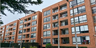 ? DC-VENTA APARTAMENTO EN SAN CIPRIANO

Apartamento de tres niveles, con una distribucion moderna que integra areas sociales y privadas de una manera armonica, ofreciendo comodidad y privacidad en cada ambiente.
? Área: 90 m²
? Valor de venta: $480.000.000 COP

?️ Características del Apartamento


 
 3 alcobas amplias, todas con clóset
 
 
 2 baños
 
 
 Sala - comedor
 
 
 Cocina con isla amplia, ideal para optimizar la funcionalidad y aprovechamiento del espacio.
 
 
 Zona de ropas
 
 
 Piso 3 
 


? Incluye 1 parqueadero cubierto. 
? Administración mensual: $500.000
?️ Estrato 3

? ¡Ideal para familias o inversión!
Ubicado en zona residencial tranquila con fácil acceso a transporte, parques y comercio.

? Para más información o agendar cita:
Contáctame por mensaje directo o al número que indiques.

? WhatsApp:3192532417
? www.bogotarealestate.com.co
? Síguenos: @bogota.real.estate

 
