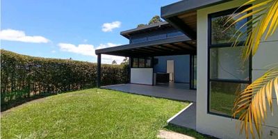 Casa campestre para alquiler está ubicada en el municipio de Rionegro, en una de las zonas más privilegiadas de Antioquia. Con un área total de 200 metros cuadrados y una construcción de 130 metros cuadrados, esta propiedad ofrece abundante espacio para disfrutar y relajarse en medio de un entorno natural único.

La casa cuenta con 4 alcobas más estudio, ideales para alojar a tu familia o grupo de amigos, y 2 baños completos. Además, cuenta con un garaje para un vehículo, para que puedas estacionar sin preocupaciones.

Una de las ventajas de esta casa es que admite mascotas, por lo que no tendrás que dejar a tu fiel compañero peludo atrás durante tus vacaciones. Además, cuenta con servicios básicos como agua y calentador, así como clósets en cada habitación para mantener tus pertenencias ordenadas y organizadas.

En la parte interna de la propiedad, destaca su cocina integral, ideal para aquellos que disfrutan preparar sus propias comidas en casa. Además, cuenta con gas domiciliario y un suelo de cerámica/mármol que le da un toque elegante y fácil de mantener.

Con respecto a las características externas, esta casa cuenta con acceso para personas discapacitadas y acceso pavimentado, lo que facilita la movilidad dentro de la propiedad. 

Otra gran ventaja de esta propiedad es su ubicación cercana al transporte público, lo que te permitirá moverte fácilmente por la zona. Además, está ubicada en una unidad cerrada, lo que te brinda mayor seguridad y privacidad. Y por último, pero no menos importante, se encuentra en una zona campestre, lo que te permitirá disfrutar de aire fresco y un ambiente tranquilo y relajante.

No pierdas la oportunidad de experimentar la vida campestre en una de las mejores zonas de Antioquia, alquila esta casa y disfruta de todas sus comodidades. ¡Contáctanos hoy para más información!
