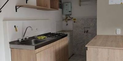 Apartamento en Arriendo – San Antonio de Prado
Ubicado en piso 2, este apartamento cuenta con un área de 46 m², estrato 3. Distribución: 3 alcobas, 1 baño, sala–comedor, cocina integral, 1 clóset y zona de ropas.
La unidad ofrece parqueadero común, gimnasio al aire libre, parque infantil, salón social, vigilancia 24 horas y zonas comunes para disfrutar en familia.
Canon de arrendamiento: $1.300.000 (administración incluida).