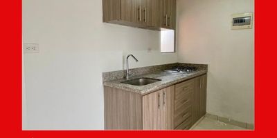 Alquilo un apartaestudio espectacular y cómodo en Laureles, ubicado cerca de la UPB en una zona tranquila con excelente acceso al transporte público. Situado en el quinto piso de un moderno edificio con ascensor y vigilancia, ofrece un entorno seguro y práctico. El espacio es amplio, luminoso y bien distribuido, con ambientes separados, acabados elegantes y una hermosa vista panorámica que realza su ambiente acogedor. Es ideal para quienes buscan confort, seguridad y una ubicación estratégica en Laureles.