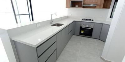 Apartamento en alquiler, gran oportunidad de estrenar, Parque natura jamundi, Conjunto residencial SOLÉ. Cuenta con parqueadero propio, en primer piso, zona de oficios cubierta,  baños tres, social alcobas y alcoba principal. Cocina integral, sala, sala comedor y estudio, alcobas dos, la principal con baño privado y vestier. La unidad cuenta con un parque infantil, bahia de parqueo, portería con sala de espera, vigilancia las 24/7  Que esperas para contactarnos. 