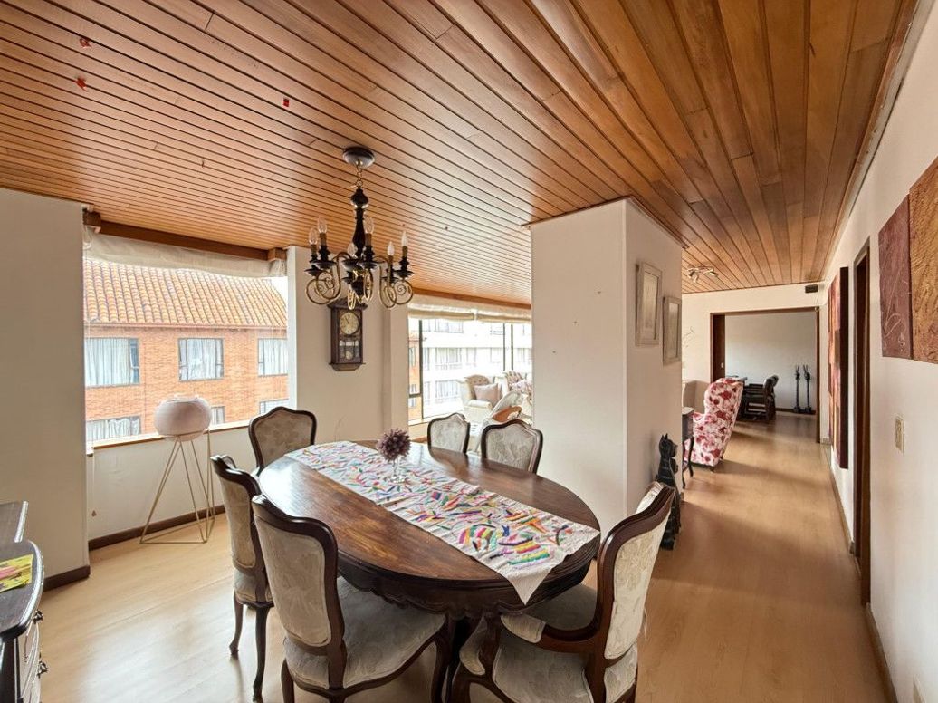 Apartamento de 3 alcobas en venta en Campo Alegre, Bogotá, 170 m² · foto 3 de 20