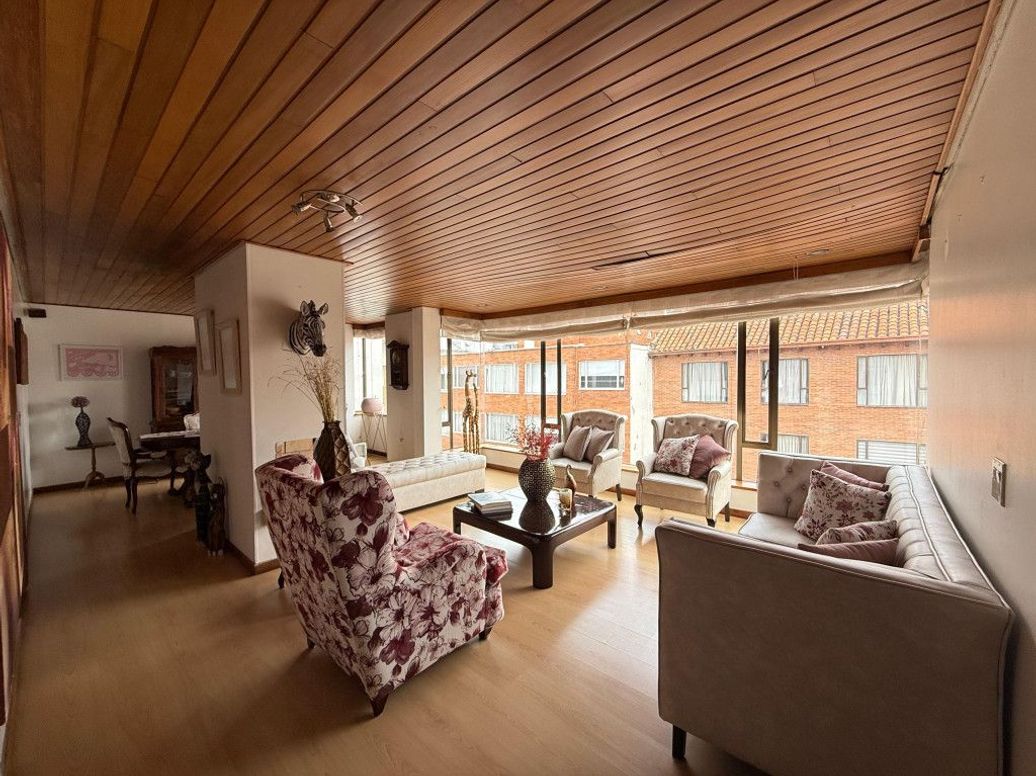 Apartamento de 3 alcobas en venta en Campo Alegre, Bogotá, 170 m² · foto 2 de 20