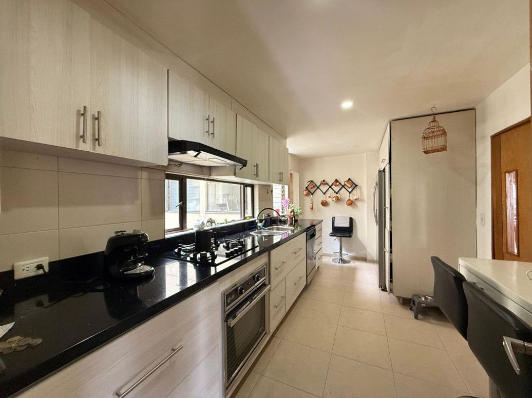 Apartamento de 3 alcobas en venta en Campo Alegre, Bogotá, 170 m² · foto 5 de 20
