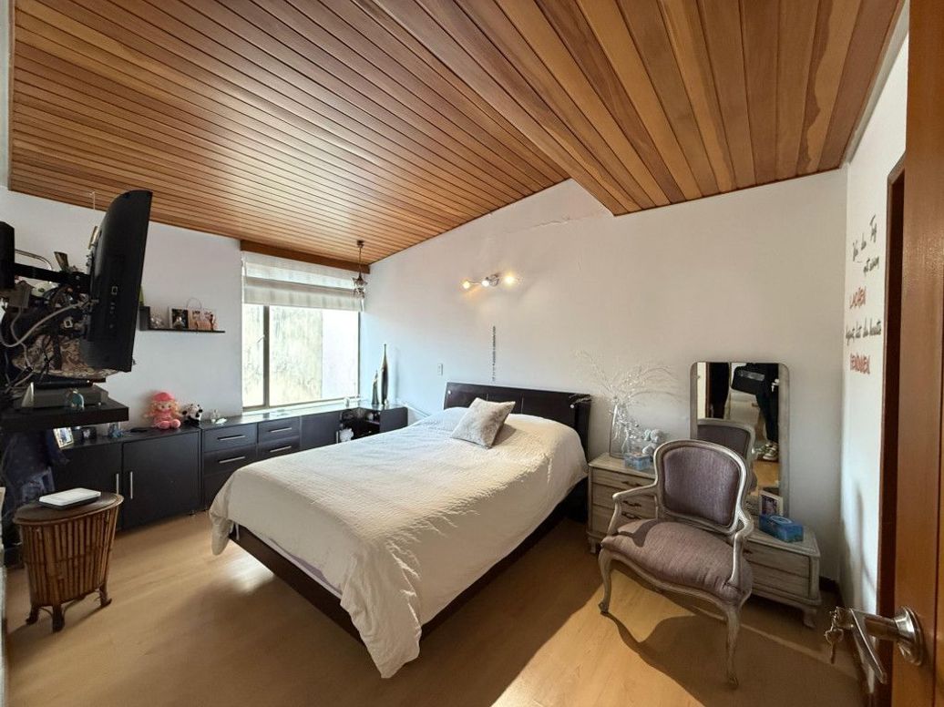 Apartamento de 3 alcobas en venta en Campo Alegre, Bogotá, 170 m² · foto 12 de 20