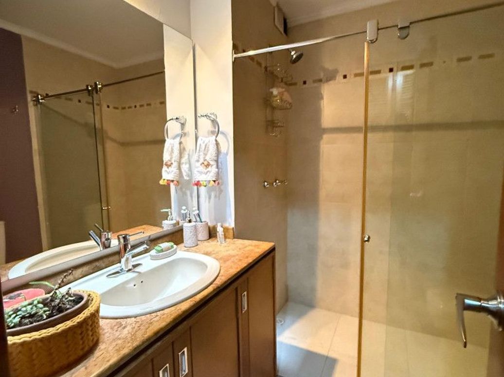 Apartamento de 3 alcobas en venta en Campo Alegre, Bogotá, 170 m² · foto 15 de 20