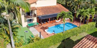 En el corazón del Quindío, una de las regiones más hermosas y turísticas de Colombia, se encuentra este magnífico inmueble campestre para la venta. Ubicado en el municipio de Quimbaya, a sólo unos minutos de los principales parques temáticos y atracciones turísticas de la región, este terreno de 800 M2 te ofrece una oportunidad única de adquirir tu propio pedacito de paraíso.

Con una impresionante área construida de 149 M2, esta propiedad cuenta con amplios espacios y acabados de alta calidad. Con 5 habitaciones y 5 baños, cada uno con su propio estilo y diseño, esta casa es perfecta para una gran familia o para aquellos que buscan un espacio tranquilo y acogedor para vacacionar.

Al entrar, te sorprenderás con los armarios empotrados que te brindan un gran espacio de almacenamiento, mientras que el balcón y las amplias ventanas te permiten disfrutar de las impresionantes vistas y el clima fresco de la zona. Además, cada habitación cuenta con su propio baño, incluyendo la habitación principal que cuenta con un baño en suite con una moderna barra estilo americano.

Ubicado en una zona tranquila y rodeado de áreas verdes, este inmueble cuenta con una variedad de características externas que te harán sentir como en un resort privado. Disfruta de deliciosas frutas frescas de los árboles frutales que rodean la propiedad o prepara una deliciosa barbacoa en su amplia área destinada para ello.

Si eres amante de la naturaleza, te encantará explorar los maravillosos jardines y zonas verdes que rodean la propiedad, mientras que los más pequeños podrán disfrutar de la cancha de fútbol y las divertidas áreas infantiles. Y para esos días calurosos, nada mejor que un refrescante chapuzón en la piscina privada de la propiedad.

No tendrás que preocuparte por la seguridad, ya que la propiedad cuenta con vigilancia 24 horas al día y una ubicación privilegiada en una zona campestre y tranquila. Además, su cercanía a las principales atracciones 