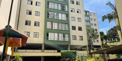 ¡Venta de Apartamento en la circunvalar! Todo al alcance de tus manos, en una ubicación privilegiada. Este apartamento es ideal para ti, con espacios amplios y todas las comodidades que necesitas Características con cuarto y baño de servicio, portería 24-7 para seguridad y tranquilidad. Ascensor para comodidad de todos los residentes. Shut de basura para mantener el espacio limpio y ordenado. Cerca a comercios, restaurantes, iglesia, supermercados, facil acceso a trasporte publico y mucho más. ¡No dejes pasar esta oportunidad!