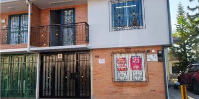 Se arrienda casa para uso mixto en el Municipio de Rionegro sector Santa Clara 1

? Entorno:

Ubicado detras del Centro Empresarial Savanna Plaza, cerca al Centro Comercial San Nicolas, Clinica Somer, Parque principal, barrio el Porvenir, con facilidad de acceso a transporte publico para el Aeropuerto. 

✅ Características:


 2 baños, 1 cabinado y otro con Jacuzzi
 2 balcones uno sobre la calle y otro sobre la carrera
 3 Alcobas, 1 closet, una habitación con balcón
 Agua caliente
 Cocina integral a gas
 Parqueadero exterior descubierto
 Nivel: 2
 Área aproximada: 90mtrs


Ideal para tener tu negocio y a la vez tu residencia, todo en un mismo lugar, sirve para spa, oficinas, consultorios, entre otros. 

 

 
