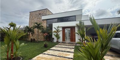 ¿Estás buscando vivir en un lugar rodeado de naturaleza y tranquilidad? Esta casa campestre ubicada en Pereira, en el departamento de Risaralda, es la opción perfecta para ti. Con un terreno de 2500 M2 y una construcción de 410 M2, esta propiedad te brinda todas las amenidades que necesitas para una vida cómoda y relajada.

En su interior, encontrarás 4 amplias alcobas y 5 baños, ideales para albergar a toda tu familia y amigos. La habitación principal cuenta con su propio baño, brindándote privacidad y comodidad. Además, si tienes mascotas, este inmueble es ideal para ti, ya que admite su presencia. También podrás disfrutar de un baño relajante en el jacuzzi, y trabajar desde casa en la biblioteca/estudio, un espacio perfecto para la concentración y la productividad.

Si eres amante de la cocina, te encantará saber que esta casa cuenta con una moderna barra estilo americano, donde podrás preparar deliciosos platillos mientras compartes momentos con tus seres queridos. Además, no tendrás que preocuparte por la seguridad, ya que cuenta con una puerta eléctrica que te brinda privacidad y control de acceso.

En cuanto a sus características externas, este inmueble te ofrece una verdadera experiencia campestre. Podrás disfrutar de los hermosos árboles frutales que rodean la propiedad, así como de una refrescante piscina en días de calor. Además, podrás organizar reuniones y eventos en el kiosko al aire libre, rodeado de hermosas zonas verdes, y vivir en un ambiente tranquilo y alejado del bullicio de la ciudad.

En resumen, esta casa campestre de ensueño con todas las comodidades que necesitas, ubicada en una zona privilegiada de Pereira, es perfecta para ti y tu familia. ¡No pierdas la oportunidad de vivir rodeado de naturaleza y confort en esta hermosa propiedad! Contáctanos ahora para más información y para agendar una visita. No esperes más, ¡esta es la casa de tus sueños!
