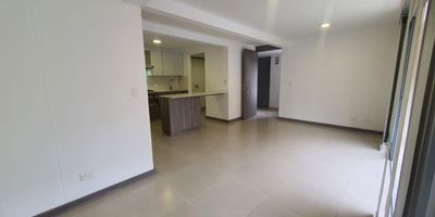 Apartamento con 2 alcobas, sala comedor, cocina integral, zona de ropas, 2 baños, portería permanente.