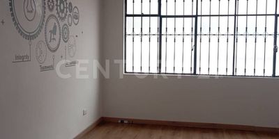Amplia casa en renta ubicada en el barrio La Soledad, con un lote de 300 metros cuadrados y una construcción de 424 metros cuadrados, distribuidos en dos pisos actualmente adecuados para oficinas. La propiedad cuenta con espacios amplios, versátiles y luminosos, escaleras centrales representativas y varias áreas privadas y abiertas que se adaptan a diferentes necesidades. Dispone de cinco baños, dobles pisos en cerámica y madera laminada, cableado y divisiones listas para funcionamiento empresarial. Su ubicación estratégica cerca del Parque Nacional y principales universidades le brinda excelente conectividad hacia el centro y norte de la ciudad, siendo ideal para empresas, centros educativos, coworking, firmas de abogados y otros usos institucionales.