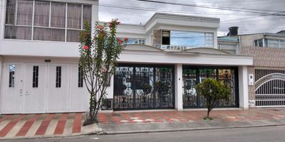 Gran oportunidad de inversión en Castilla Bavaria II Sector! Casa de 2 niveles con excelente ubicación: cerca de colegios, supermercados de cadena, zona comercial y polideportivo. En el primer nivel encontrarás parqueadero doble cubierto con rejas de seguridad, amplia sala-comedor, cocina, zona de ropas cubierta (ideal también como segundo comedor), estudio, baño social, habitación y baño de servicio, además de un patio a cielo abierto. El segundo nivel cuenta con 4 habitaciones, la principal con baño privado, y un baño auxiliar para las demas habitaciones. La casa está para actualizar y remodelar, ¡ideal para personalizar a tu gusto!  ¡Documentación al día! No dejes pasar esta excelente oportunidad de invertir en una zona con gran proyección y todo al alcance. Contáctanos para agendar tu visita.