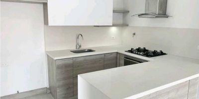 Apartamento para la renta en envigado, cuenta con : 98m², 3 alcobas 2 con baño, baño social, salón comedor, cocina abierta, balcón amplio, parqueadero doble lineal, cuarto útil, Piscina, cancha micho, basquet, turco, sendero peatonal, salón social, fogatas, salon multiple, sala de cine, parque infantil, cancha squash, cerca al mall terracina, la sebastiana, cerca al centro comercial city plaza, cerca supermercados euro y la vaquita, transporte público cercano, un lugar muy agradable y tranquilo.