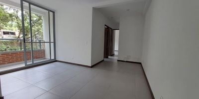 Unidad en el barrio obrero, cerca al centro comercial plaza fabricato donde encuentras, restaurantes, zona bancaria, supermercados, zona infantil entre otras, sector tranquilo y residencial con buenas rutas de transporte y cómodas vías de acceso, el apartamento es de 3 habitaciones, sala comedor cocina integral con red de gas, 2 baños, parqueadero y cuarto util. Inmueble disponible a partir del 01 de Diciembre de 2025.