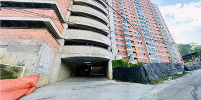 ¡Excelente oportunidad de inversión APARTAMENTO EN OBRA GRIS! Este apartamento 

Con un área total de 50 metros cuadrados, este apartamento cuenta con un diseño moderno y funcional, aprovechando cada rincón para brindarte comodidad y confort. En su interior encontrarás 2 amplias alcobas, perfectas para acomodar a tu familia, y un baño completo para tu privacidad y comodidad.

Si tienes una mascota, no te preocupes, este inmueble admite su presencia, creando un espacio acogedor y seguro para ellos. Además, cuenta con todos los servicios necesarios para tu día a día, como agua y electricidad de alta calidad y vista panorámica que te sorprenderá cada día.

En cuanto a las características externas, podrás disfrutar de un acceso pavimentado para llegar sin problemas, y también contarás con un ascensor para mayor comodidad. En las áreas comunes, podrás acceder a una cancha de fútbol y baloncesto, perfectas para tus momentos recreativos y para mantener un estilo de vida saludable.

Para tus hijos, esta ubicación es perfecta, ya que encontrarás colegios y universidades cercanas para su educación. Además, podrán divertirse en los parques cercanos, mientras tú te relajas en la piscina del conjunto residencial. Todo esto, con la tranquilidad y seguridad que brinda la portería y vigilancia 24/7.

En resumen, este apartamento tiene todo lo que necesitas para vivir de manera cómoda y tranquila, rodeado de un entorno residencial privilegiado. No esperes más para conquistar tu nuevo hogar, ¡contáctanos ahora y agenda una visita para conocerlo en persona!