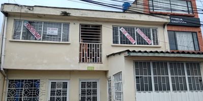 Amplio inmueble de 190 m2 en el sector El Campincito en Chía. En el primero piso, dispone de apartaestudio de una habitación , baño, sala, comedor, cocina área de lavado y garaje cubierto y un apartamento de dos habitaciones, dos baños, sala comedor, cocina y área de lavado.  Segundo piso de tres habitaciones , un baño, sala comedor, cocina, área de lavado, patio exterior, balcón con vista exterior. 