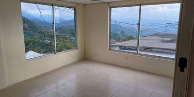 CASA CON RENTA EN VENTA EN ARENILLO

Oportunidad para quienes buscan una propiedad para inversión o para vivir en un piso y arrendar el otro. Esta casa es ideal para generar una renta adicional, con la comodidad de tener dos apartamentos independientes. Su ubicación en una zona residencial garantiza tranquilidad.

 

Características de la propiedad

Esta vivienda de 160 m2 se divide en dos apartamentos. El primer piso consta de sala-comedor, cocina, dos alcobas, un baño, un patio y un cuarto para guardar objetos. El segundo piso tiene una distribución similar, con sala-comedor, cocina, dos alcobas, un baño y un patio pequeño. Cada piso es independiente.

 

Entorno y acceso

Ubicada en el sector de Arenillo, la casa se encuentra en una zona residencial, con acceso pavimentado y cercanía al área urbana de la ciudad. El entorno ofrece zonas verdes y la proximidad a centros médicos, lo que la hace un lugar práctico y con los servicios básicos a la mano.

 

Contáctanos

Para más información, agenda una visita guiada o resolver dudas. Comunícate con nosotros de forma inmediata a través de WhatsApp. Estamos listos para atenderte y ayudarte a encontrar tu próximo hogar.


