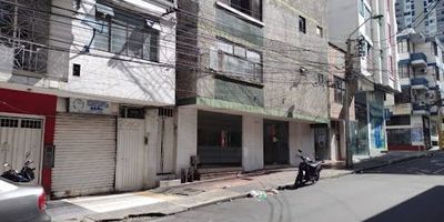 Local comercial en arriendo barrio antonia santos. Ubicación exterior, primer piso, 72 metros cuadrados. Cuenta con ventanal amplio en la entrada principal, salón amplio, 1 baño auxiliar. Pisos en cerámica y pintura color blanco tipo 1.