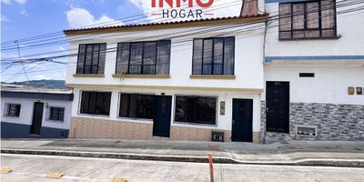 Casa en Venta – Centro de Santa Rosa de Cabal

InmoHogar te presenta esta excelente oportunidad de inversión en pleno corazón de Santa Rosa de Cabal, ubicada sobre vía principal y a tan solo 4 cuadras del parque principal. Una propiedad con gran potencial, ideal tanto para vivienda como para generar rentas, ya que cuenta con 2 niveles totalmente independientes.

? Área total construida: 190 m² (cada nivel 95 m²)
? Estrato 3

? Primer Piso


 
 Sala principal + sala auxiliar
 
 
 Comedor
 
 
 Cocina integral
 
 
 3 habitaciones con clóset
 
 
 1 baño con calentador a gas
 
 
 Patio amplio
 
 
 Cuarto de ropas
 


? Segundo Piso


 
 Sala
 
 
 Comedor
 
 
 Cocina integral
 
 
 3 habitaciones con clóset
 
 
 1 baño con calentador a gas
 
 
 Patio amplio
 


✨ Detalles adicionales:


 
 Servicios independientes de energía y gas (solo se comparte el servicio de agua)
 
 
 Excelente ubicación en zona residencial y comercial
 
 
 Cercanía a supermercados, droguerías, zona rosa y múltiples servicios
 


? No dejes pasar esta oportunidad única en el centro de Santa Rosa de Cabal. Contáctanos hoy mismo y agenda tu visita con InmoHogar
