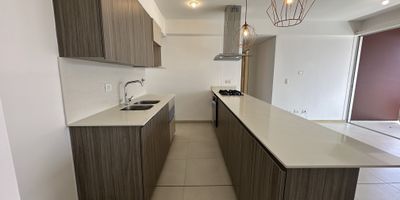 Codigo 28416. ? Apartamento en arriendo ubicado en Envigado sector Loma de las Brujas ? Características principales:• Área: 85 m² – 1 nivel – piso 14• 2 Habitaciones (principal con vestier y baño privado con cabina en vidrio templado)• 2 Baños completos (auxiliar y privado)• Sala y comedor integrados• Cocina abierta integral con cubierta a gas, campana y mesón en Quarztone• Zona de ropas independiente• Balcón con excelente iluminación natural• Parqueadero sencillo + cuarto útil• Red de gas y servicios públicos• Estrato 5? Descripción:Este apartamento ubicadp en la Loma de las Brujas – Envigado, se encuentra este apartamento de 85 m² con distribución práctica y acabados modernos.La habitación principal incluye vestier y baño privado, mientras que la habitación auxiliar cuenta con clóset y piso en madera laminada. La cocina abierta tipo integral, con mesón en Quarztone, se conecta con la zona social y el balcón, generando un ambiente cálido y funcional.? Zonas comunes:• Portería 24 horas y lobby• Parque infantil• Cancha múltiple• Gimnasio• Salón social• Zona de BBQ• Piscina adultos y niños• Sauna y turco• Zonas verdes y de mascotas• Parqueaderos de visitantes? Ubicación estratégica:– Cercano al Centro Comercial City Plaza– Fácil acceso a La Intermedia– Zona residencial tranquila, rodeada de naturaleza y con excelente movilidad? Canon mensual: $4,150,000? El inmueble acepta mascotas✨ Un apartamento ideal para quienes buscan vivir con confort, exclusividad y excelente ubicación en Envigado.