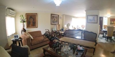 Descubre este exclusivo apartamento ubicado en Alto Prado , con 3 habitaciones, 2 baños y 2 parqueaderos. Con una amplitud de 210 metros cuadrados, este inmueble ofrece un espacio amplio e iluminado.. Su diseño y acabados de alta calidad lo convierten en una opción única. No pierdas la oportunidad de vivir en este lugar excepcional. ¡Contáctanos ahora para más información y agenda una visita!