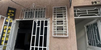 ¿Buscas un lugar cómodo y con excelente ubicación para vivir? Este apartaestudio en alquiler, en el barrio Bretaña, es la opción ideal para ti. Ubicado en un segundo piso, cuenta con un diseño funcional de dos ambientes que integra una habitación con closet, baño, cocina semi integral y lavadero de ropa. Si deseas instalar lavadora, el canon se incrementa en $50.000.
Dentro del valor mensual ya están incluidos los servicios públicos, internet y TV, lo que te brinda tranquilidad y mayor control en tus gastos. Además, dispones de parqueadero para moto, un plus que aporta seguridad a tu día a día.
Su ubicación es estratégica: se encuentra sobre la Cl. 8ª, con excelente conectividad a transporte público y vías principales, a pocos minutos de la Autopista Suroriental, lo que facilita tu movilidad hacia cualquier punto de la ciudad.
Esta es la opción perfecta para quienes buscan un espacio funcional en una zona dinámica.
¡Agenda tu cita hoy mismo y descubre tu próximo hogar en Bretaña!