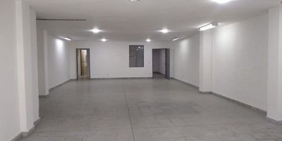 Excelente bodega de 140 m², ideal para industrias, talleres o empresas logísticas. Cuenta con baño, cocineta sencilla, doble puerta de acceso con altura de 2.80 metros, y energía trifásica con capacidad de 50 KVA, perfecta para maquinaria o equipos de alto consumo.  Ubicación estratégica con excelente acceso vehicular. Ideal para tu negocio