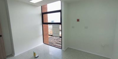 Consultorio para arriendo ubicado en torre de salud en san diego, el inmueble cuenta con una ubicación privilegiada, ya que se rodea de centros comerciales, entidades bancarias, notarias, estaciones de servicio y vías principales como las palmas, la calle 33 y la calle 30, tiene parqueadero privado y vista panorámica