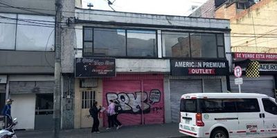 Excelente ubicación, área libre de 62 m2 más mezanine de 13 m2. Sector comercial con bastante flujo peatonal y vehicular, comercio en general, calzado, ropa. Canon de arrendamiento más IVA.