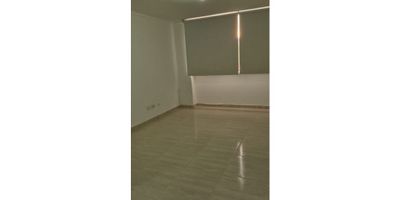 Bienvenido a este acogedor apartaestudio en alquiler ubicado en la hermosa ciudad de Barranquilla, en el departamento del Atlántico en Colombia. Con una construcción de 55 M2, esta propiedad es ideal para aquellos que buscan un hogar funcional y bien ubicado. Con una alcoba, dos baños completos y un garaje, este apartaestudio es perfecto para una o dos personas.

Esta propiedad cuenta con características internas que seguramente serán de tu agrado, ya que admite mascotas, lo que te permitirá tener a tu fiel compañero a tu lado. Además, cuenta con armarios empotrados para maximizar tu espacio de almacenamiento y dos baños completos -uno auxiliar y otro en la habitación principal- para mayor comodidad. El apartaestudio también cuenta con un sistema de citófono/intercomunicador para que puedas comunicarte con tus visitas sin salir del confort de tu hogar. El edificio cuenta con ascensor.

La cocina integral, incluye lavaplatos, suelo de cerámica  y una zona de lavandería para mayor comodidad en tus tareas domésticas. El apartaestudio también cuenta con una cocina tipo americano, lo que facilita la interacción entre la cocina y el área de estar. Podrás disfrutar de conexión a internet y televisión por cable para mayor entretenimiento en tu hogar.

Por fuera, esta propiedad se encuentra en una ubicación privilegiada, con acceso pavimentado y cerca de centros comerciales y zonas urbanas, lo que significa que tendrás todo lo que necesitas a pocos pasos de distancia. También estarás cerca de centros médicos, lo que la hace ideal para ejecutivos y personas independientes.

El edificio cuenta con ascensor y portería/recepción para mayor comodidad y seguridad. También estarás cerca de parques y transporte público, lo que facilita tus desplazamientos en la ciudad. Además, tendrás la tranquilidad de vivir en una zona vigilada y comercial y una variedad de restaurantes y tiendas de barrio a tu alcance.

La propiedad también cuenta con una coc