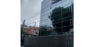 ? ¡Se Arrienda Edificio Multipropósito en Santa Bárbara Occidental – Ideal para Instituciones, Oficinas o Comercio!

Área total construida: 1100m2
Número de pisos: 5
Ubicación estratégica: Muy cerca a centros comerciales, zona comercial y residencial

Este edificio independiente y funcional es ideal para instituciones educativas, centros médicos, corporativos, coworking, call centers o comercio especializado. Cuenta con espacios amplios, excelente iluminación natural y adecuaciones listas para su uso inmediato o fácil adaptación.

✅ Características principales:


 
 Uso de suelo: Mixto
 
 
 Espacios abiertos y modulares
 
 
 Oficinas privadas / aulas / consultorios / salas de reuniones
 
 
 Baños por nivel
 
 
 Área de recepción
 
 
 Escaleras y acceso a todos los niveles
 
 
 Parqueaderos: para 6 carros aproximadamente
 


? Ubicación privilegiada:

Ubicado en una zona de alto tráfico peatonal y vehicular, ideal para posicionar tu negocio o institución. Fácil acceso desde [mencionar vías o transporte].

Contáctanos hoy mismo para agendar una visita y recibir toda la información adicional. ¡Este edificio puede ser la nueva sede de tu empresa o proyecto!

 
