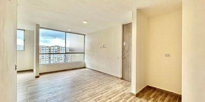 Este apartamento en Ciudad Mallorquín es el punto de partida que estabas buscando.
Con 57 m² bien distribuidos en Ciudad Mallorquín, estrato 3 de Puerto Colombia, este espacio se encuentra a tan solo dos cuadras de la Universidad del Norte y rodeado de un entorno natural que respira vida: parque urbano, senderos peatonales, ciclorutas, corredor universitario, y almacenes de cadena.

En su interior, el diseño es práctico y acogedor: sala–comedor con vista al parque Tesoro de Mallorquín, cocina integral abierta, dos habitaciones (la principal con baño privado), un baño completo adicional que funciona también como social, un estudio, lavatrapero y área para lavadora.

El conjunto ofrece un estilo de vida dinámico con 12 torres de 12 pisos, cada una con ascensor, además de lobby, piscina, parque infantil y parqueadero comunal con relación 3 a 1.

Un lugar que reúne comodidad, naturaleza y accesibilidad, para vivir la experiencia de tenerlo todo a la mano.