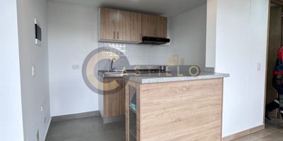 Este moderno y acogedor apartamento de tres habitaciones está ubicado en un nuevo y prestigioso sector residencial Lima, en el corazón de Madrid. Su diseño inteligente aprovecha muy bien los 56m2 para maximizar el espacio y la comodidad. La sala y zona de star están bañadas en luz natural, ideal para relajarse después de un día ocupado. La cocina tiene electrodomésticos nuevos, el dormitorio principal cuenta con un espacioso baño privado impecable con excelente ducha. El segundo dormitorio también es muy cómodo. Otras comodidades incluyen lavandería privada,  parqueadero privado cubierto.
El conjunto es club house, BBQ, Parque de niños, parqueadero de visitantes, salon social, cancha de ping pong, cancha multiple, Gym, ludoteca, bicicletero y vigilancia las 24 horas.