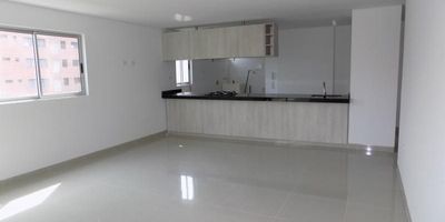 Apartamento en arriendo/venta ubicado en el sector de Villa Country al norte de la Ciudad de Barranquilla, de fácil acceso y transporte, cerca de colegios, centros comerciales y hoteles. El apto cuenta con un área aproximada de 120mt2 distribuidos en sala comedor, balcón con excelente vista, baño social, 3 alcobas con closet, baño privado y auxiliar con divisiones de vidrio, cuarto con baño para el servicio, cocina integral, despensa, área de labores y 2 garajes privados. El edificio tiene lobby, portería 24 horas, doble ascensor, salón social y planta eléctrica para áreas comunes. El inmueble incluye  3 A/C .