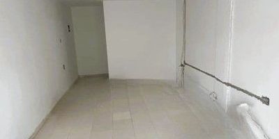 Se rentan  local comercial, en el centro de Monteria, ubicado en una Zona de alto flujo peatonal, con bano. Contactanos y agenda tu visita. No dejes pasar esta oportunidad!